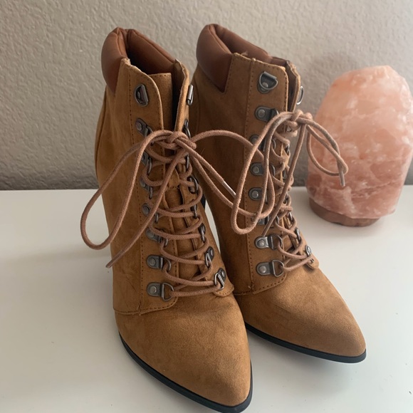 Selling these brown pointed heal boots. - Picture 1 of 4
